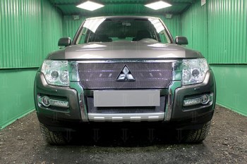 Защитная сетка радиатора ProtectGrille Premium верхняя для Mitsubishi Pajero IV (2015-2016 Черная) - ОбвесКарРу VIN: MITPIV15.PREMIUM.top.blac. 