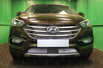 Защитная сетка радиатора ProtectGrille с датчиком для Hyundai Santa Fe 2 части (2015-н.в. Хром) - ОбвесКарРу VIN: HSFACC15.chrome. 