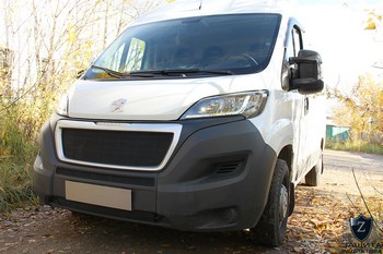 Защитная сетка радиатора ProtectGrille верхняя для Peugeot Boxer (2014-н.в. Черная) - ОбвесКарРу VIN: PEUBOX14.top.black. 