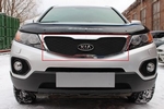 Защитная сетка радиатора ProtectGrille верхняя для KIA Sorento II с вырезом под логотип (2009-2012 Черная)