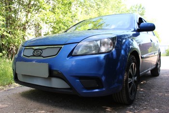 Защитная сетка радиатора ProtectGrille верхняя для KIA RIO (2011-2015 Хром) - ОбвесКарРу VIN: KRIO09.top.chrome. 